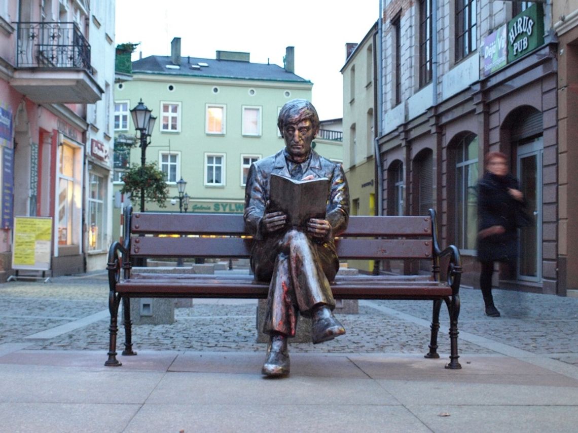 Dostojnie i z książką - wyjątkowa rzeźba odsłonięta