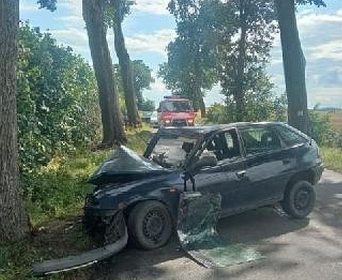 Dramatyczny wypadek w Nowej Cerkwi. Rozbitym autem podróżowała dwójka małych dzieci