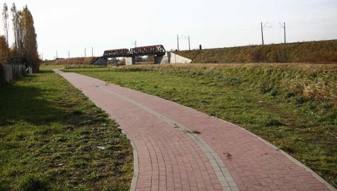 Droga rowerowa wzdłuż Kanału Młyńskiego w Tczewie jest rozjeżdżona przez samochody