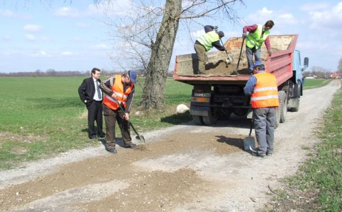 Drogowa masakra po zimie. Łatanie dziur i naprawianie ulic Drogowa masakra po zimie. Łatanie dziur i naprawianie ulic