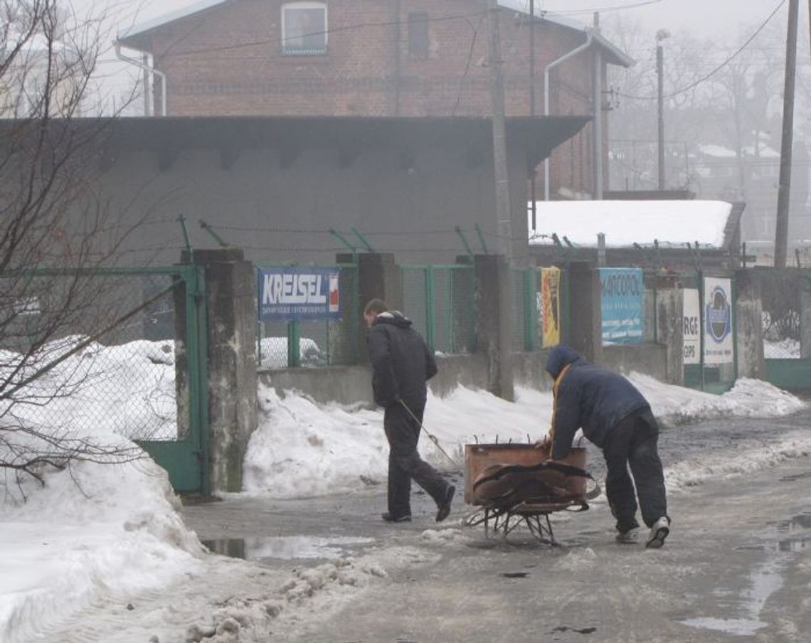 Drożdżownia zabita deskami. Złomiarze w akcji. Były pożary i wyciek gaz