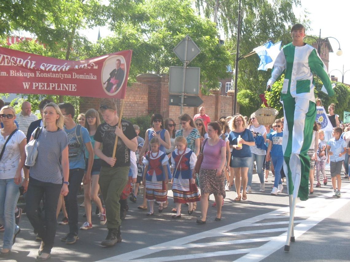 DUŻO ZDJĘĆ! Dni Pelplina. Kolorowy przemarsz mieszkańców DUŻO ZDJĘĆ! Dni Pelplina. Kolorowy przemarsz mieszkańców