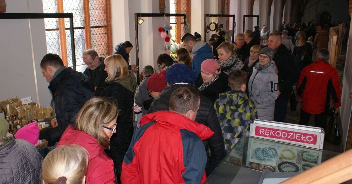 (DUŻO ZDJĘĆ) Niedziela Palmowa w Pelplinie. Handel w krużgankach i piękna inscenizacja!