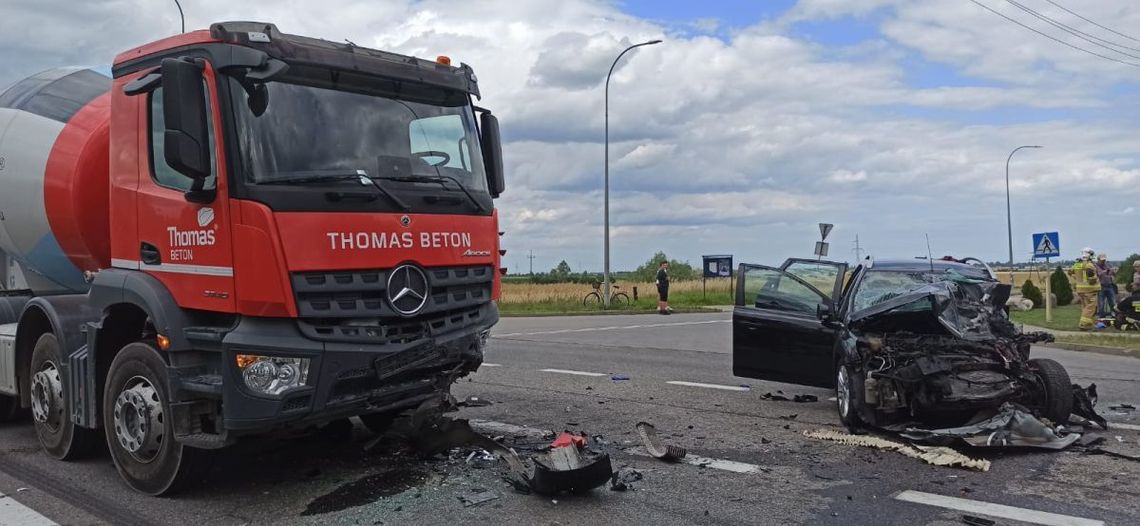 Dwie osoby ranne w wypadku w Zajączkowie. Kierowca był  zakleszczony w pojeździe