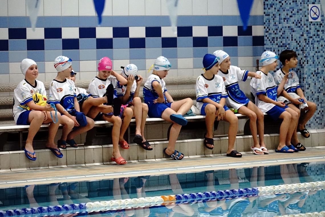 [ZDJĘCIA] DWÓJKA: HEJ! HEJ! HEJ! - zawody sportowe na tczewskim basenie  Zawody uczniów klas pływackich „dwójki