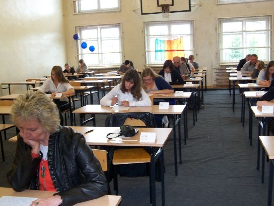 Dyktando z piłką nożną w tle