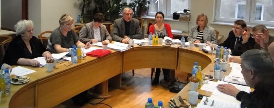 Dyskusje na komisjach, uchwalanie na sesji