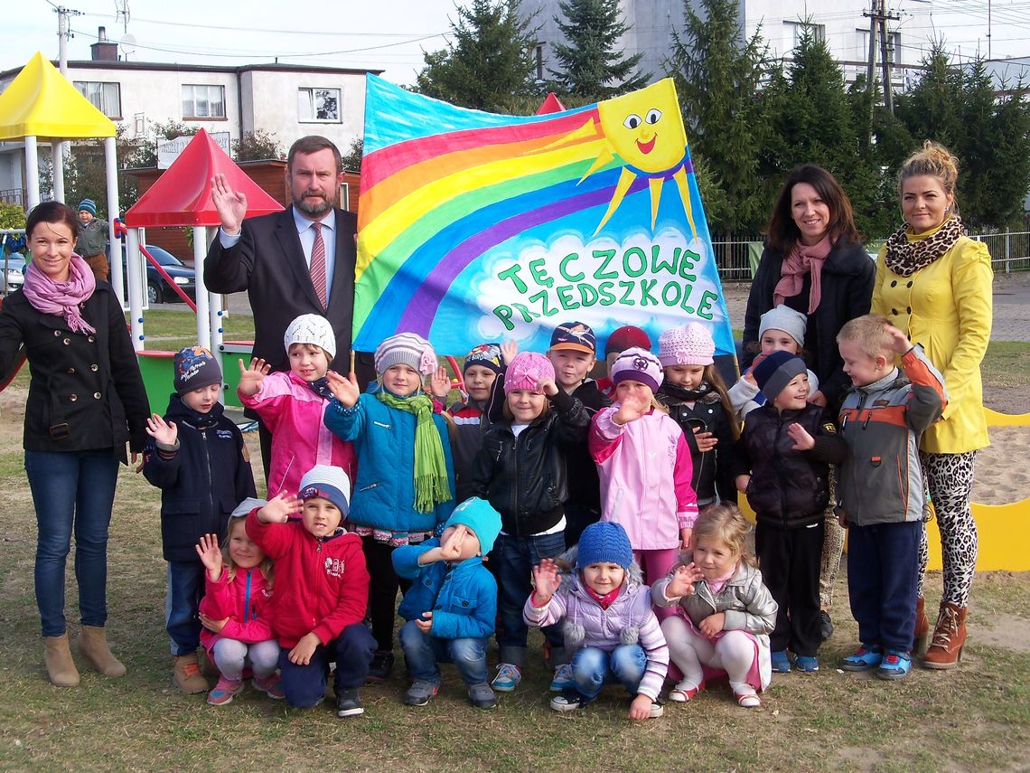 Dzieci otworzyły plac... przecinając wstęgę