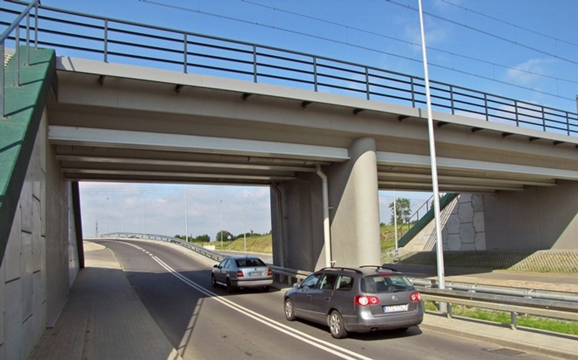 Dzieci patrzą w oczy pociągom