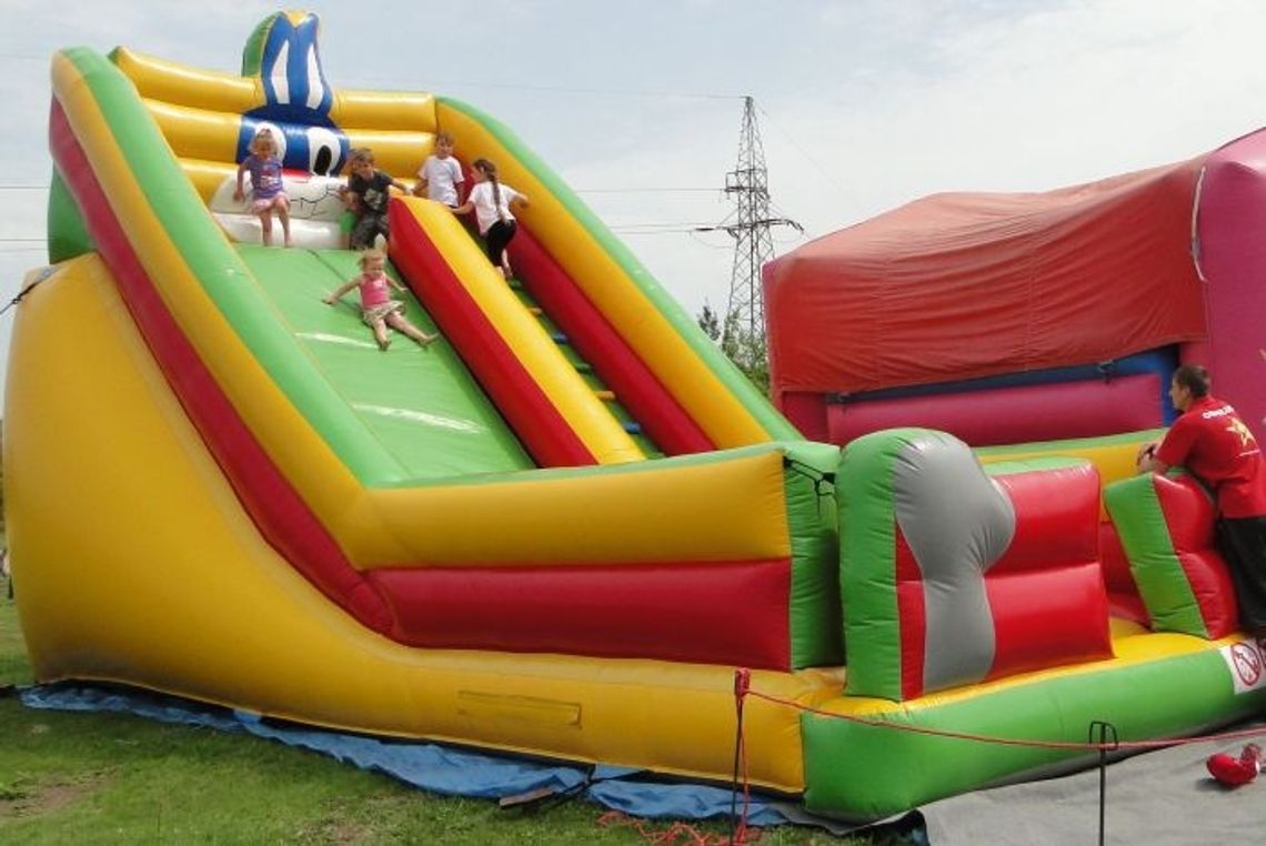 Dzieci szaleją na swoim placu zabaw