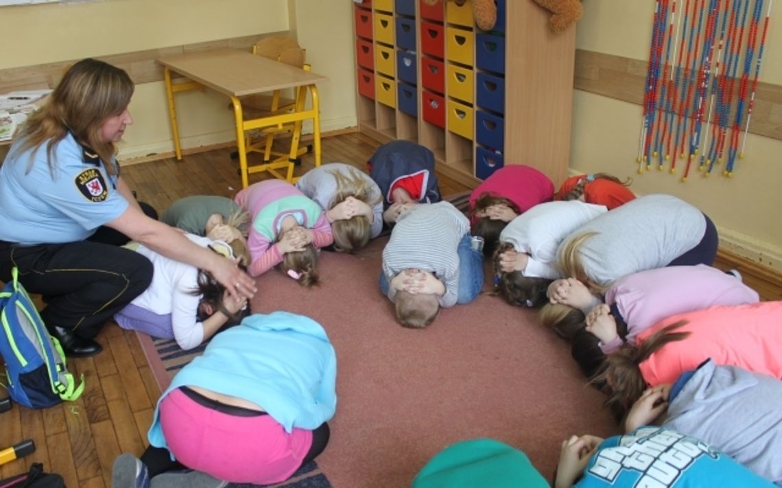 Dzieci uczyły się co robić na wypadek ataku psa Dzieci uczyły się co robić na wypadek ataku psa