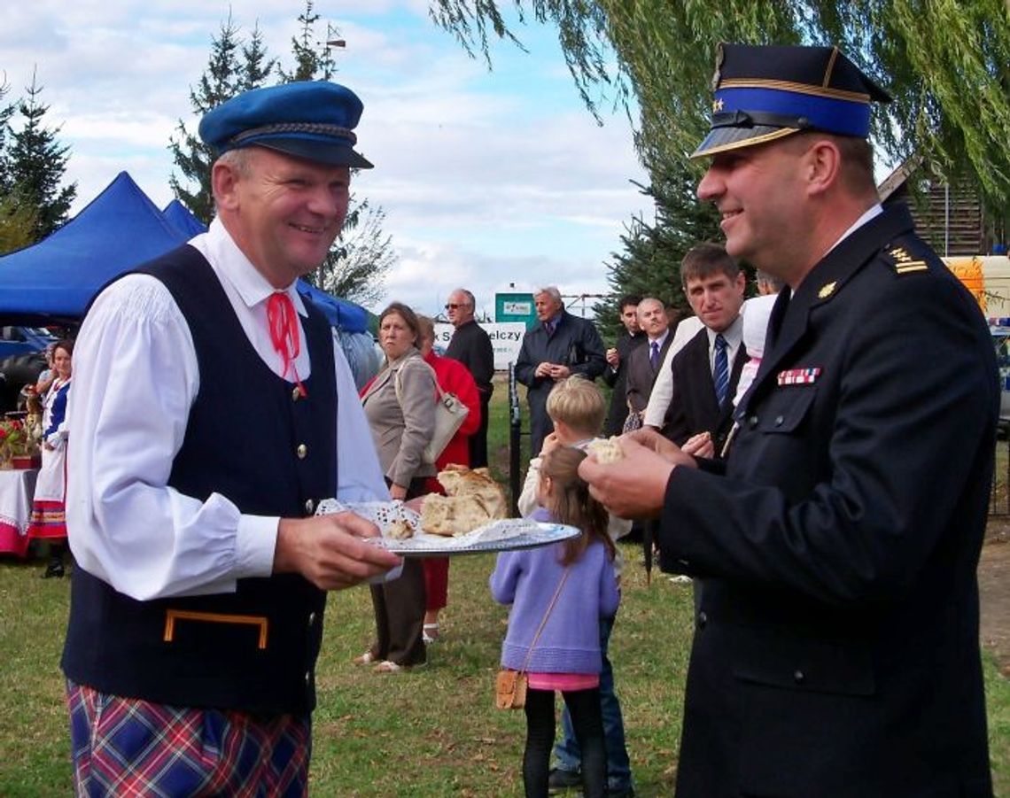 Dzielenie chleba ukoronowało rolniczy trud Dzielenie chleba ukoronowało rolniczy trud