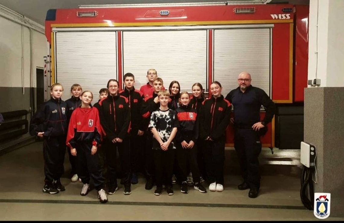 Dzielnicowy spotkał się z młodymi strażakami z Pelplina Dzielnicowy spotkał się z młodymi strażakami z Pelplina