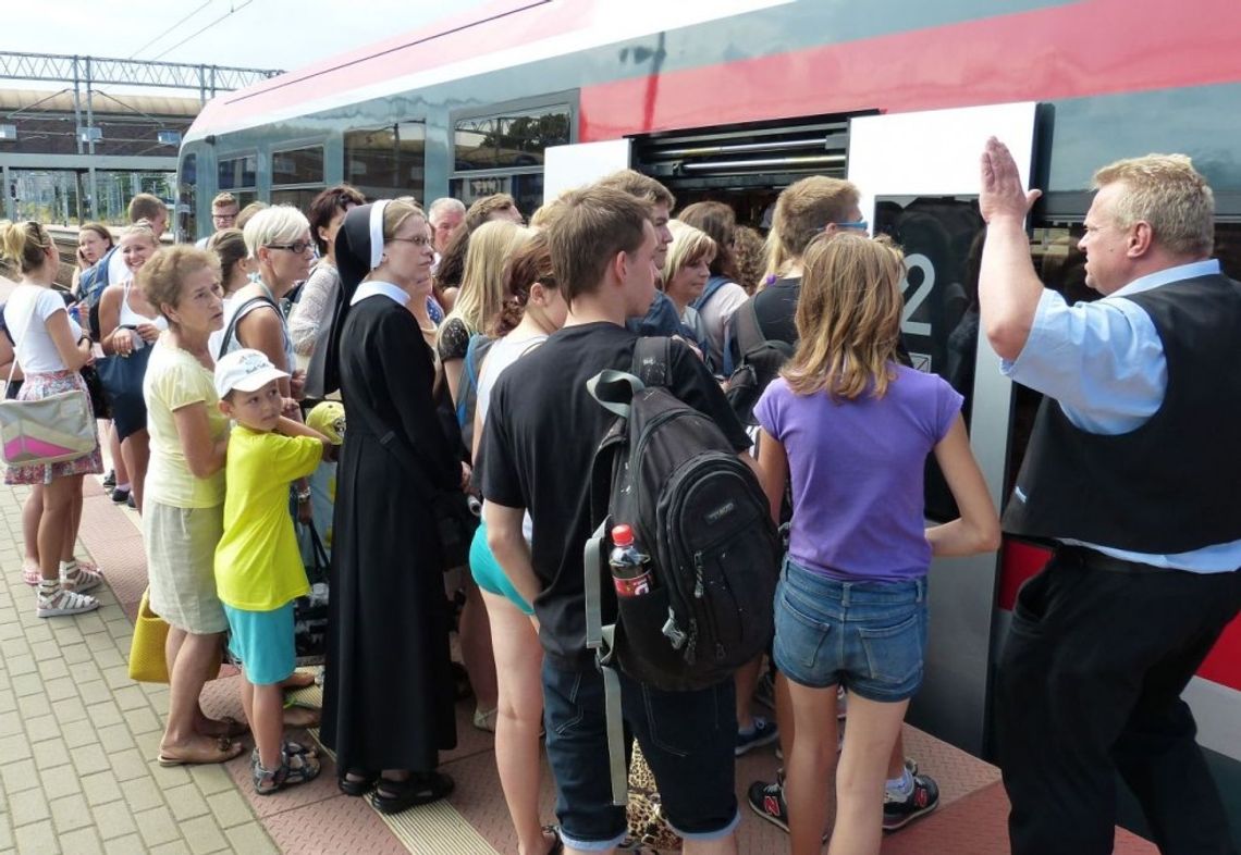 Dzień wolny, żar z nieba - ale pociąg taki jak w pozostałe dni. I się zaczęło...