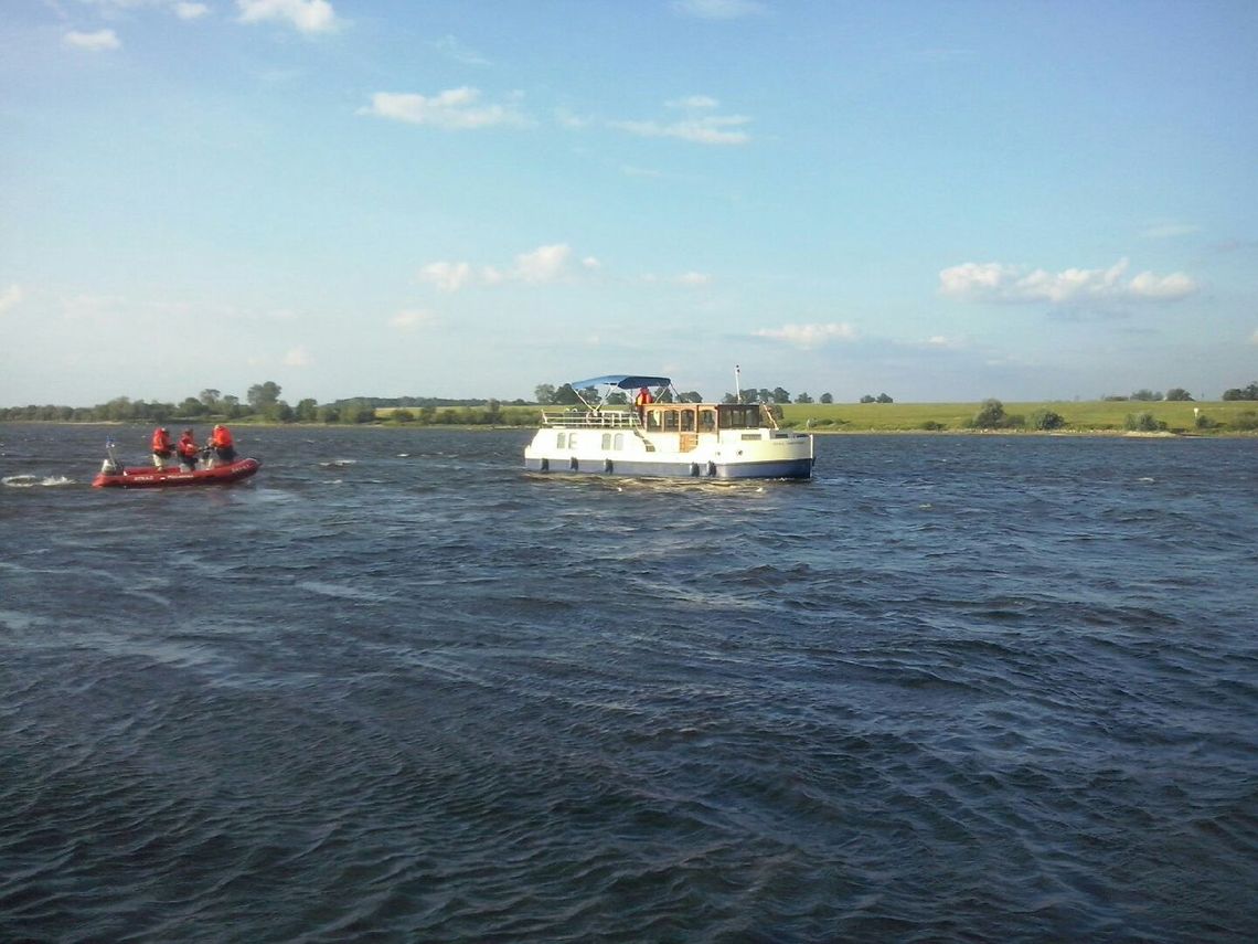 Ewakuowali załogę statku z obcokrajowcami. Niski stan wody znów problemem na Wiśle Ewakuowali załogę statku z obcokrajowcami. Niski stan wody znów problemem na Wiśle