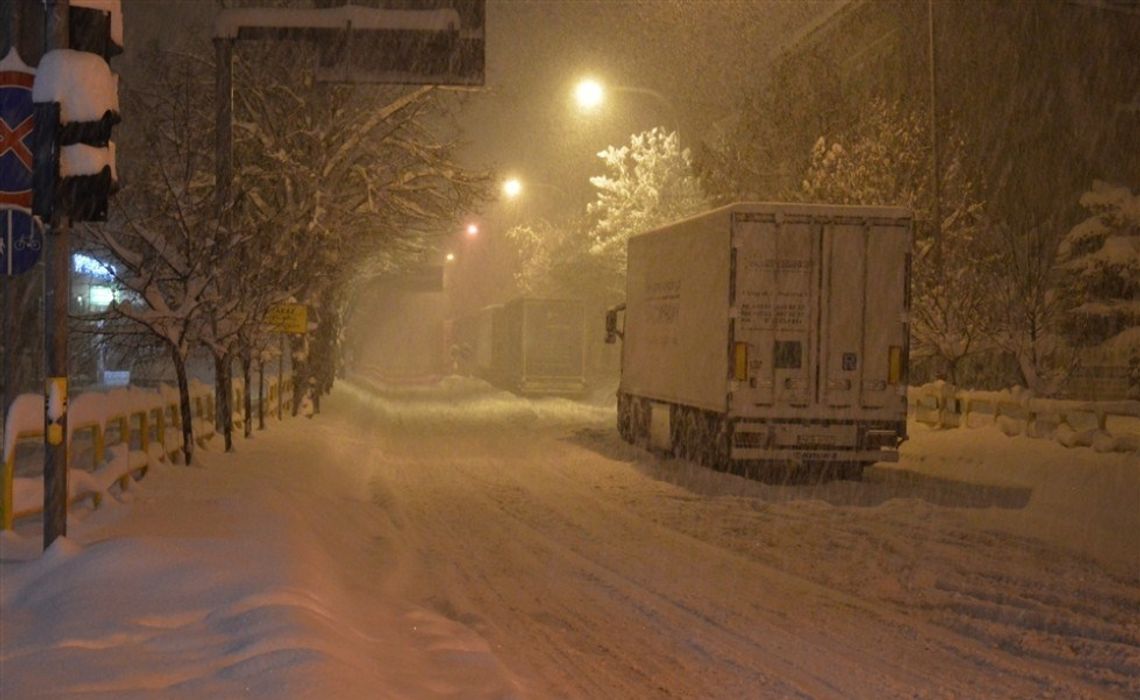 Fatalne warunki na drogach. Auta utknęły przez zamiecie śnieżne. Wypadek na A1