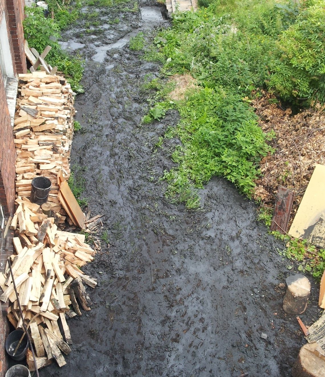 Fekalia płyną wprost do Wisły! Kanalizacja sanitarna dwóch budynków przy ul. 1 Maja podłączona do "deszczówki"