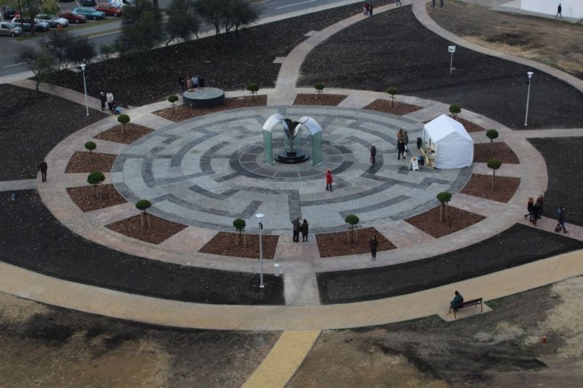 Fontanna już działa! Jak Wam się podoba teren przy Żwirki? Fontanna już działa! Jak Wam się podoba teren przy Żwirki?