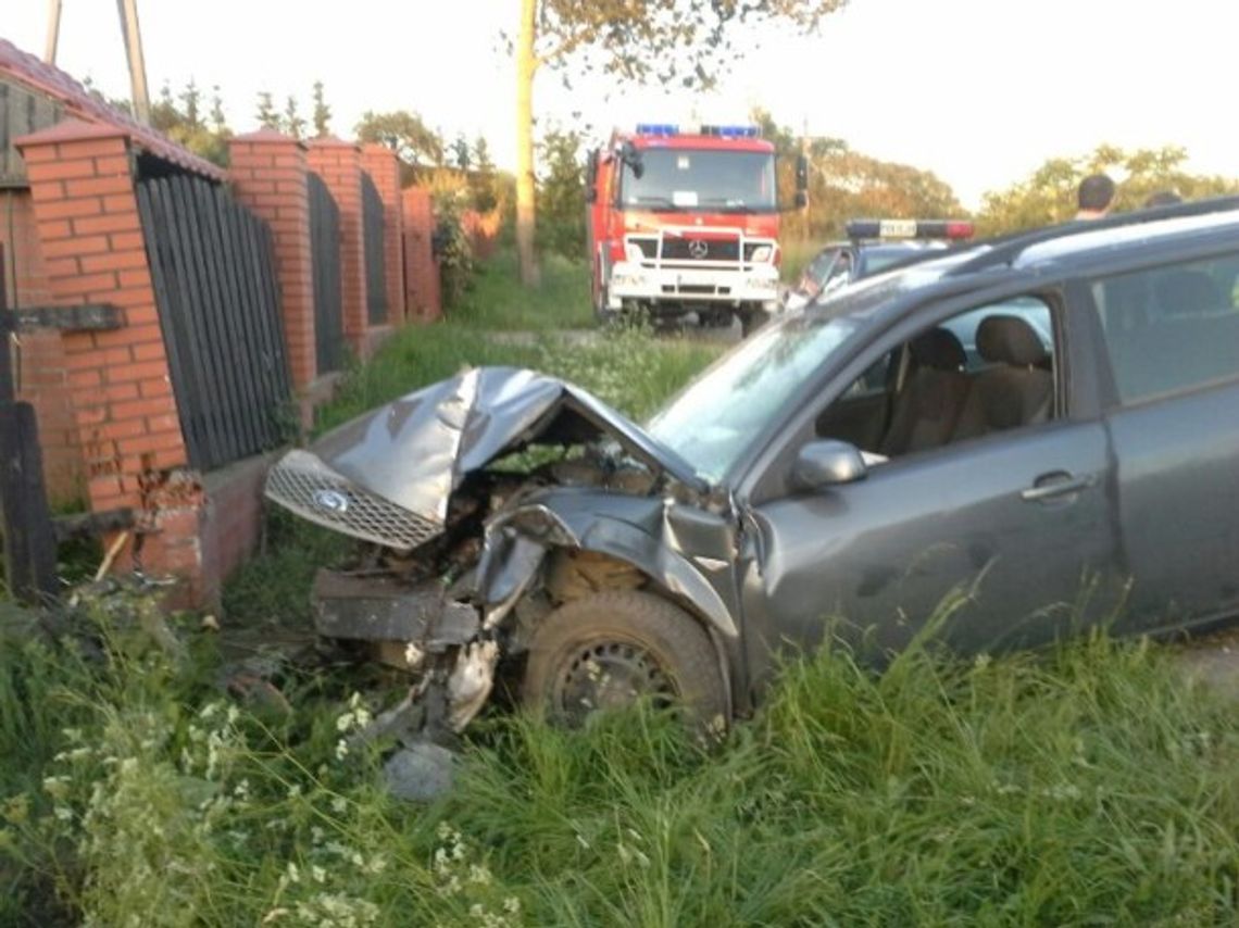 Fordem w ogrodzenie prywatnej posesji. Jednak osoba ranna Fordem w ogrodzenie prywatnej posesji. Jednak osoba ranna