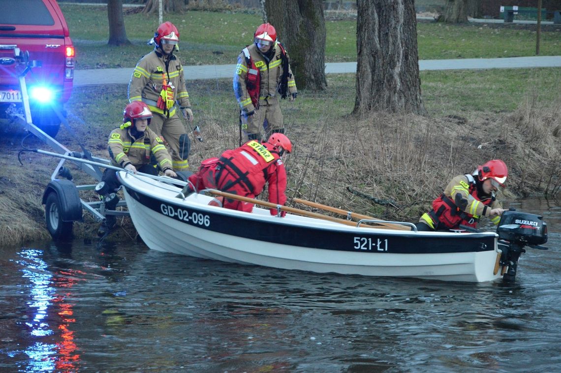 [FOTO] PILNE: Strażacy wyłowili z wody ciało mężczyzny. Trwa reanimacja