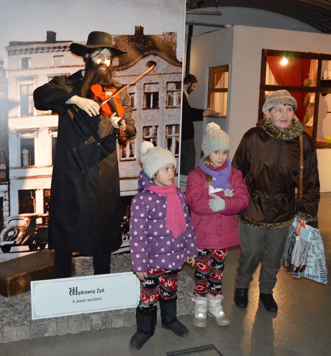 “Gadające” manekiny, makieta miasta. Tę wystawę trzeba obejrzeć!