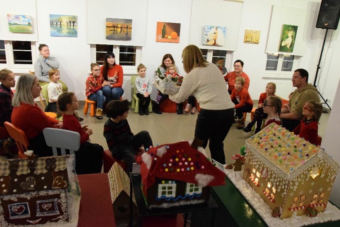 [GALERIA ZDJĘĆ]Przedświąteczne konkursy za nami. Nagrodzono dzieci  za najładniejsze chatki z piernika