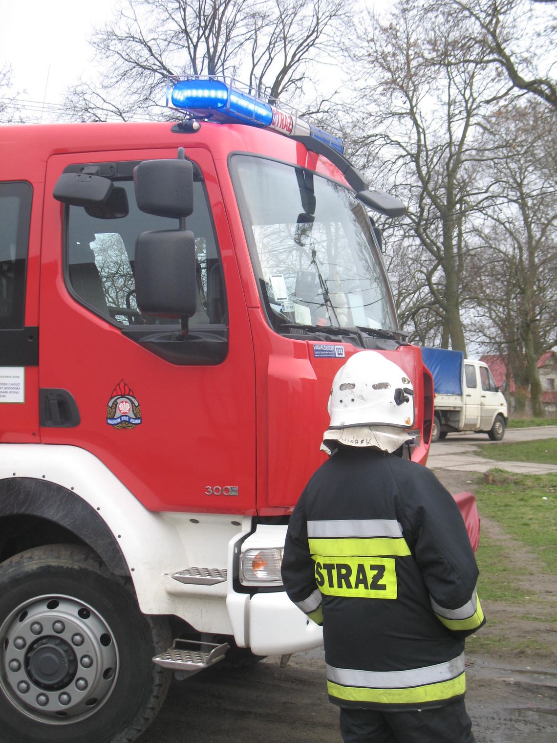 Gasili pożar w piwnicy domu jednorodzinnego. Jeden z mieszkańców trafił do szpitala