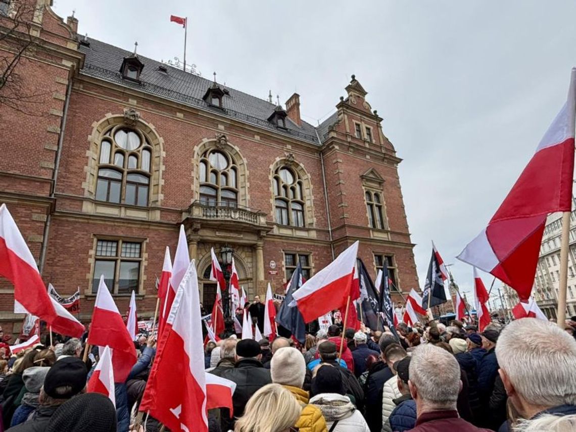 Gdański protest przed ratuszem  NIE DLA NIELEGALNEJ IMIGRACJI