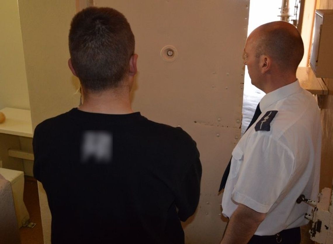 Gdy zobaczył patrol, wyrzucił zawiniątko i zaczął uciekać... Gdy zobaczył patrol, wyrzucił zawiniątko i zaczął uciekać...