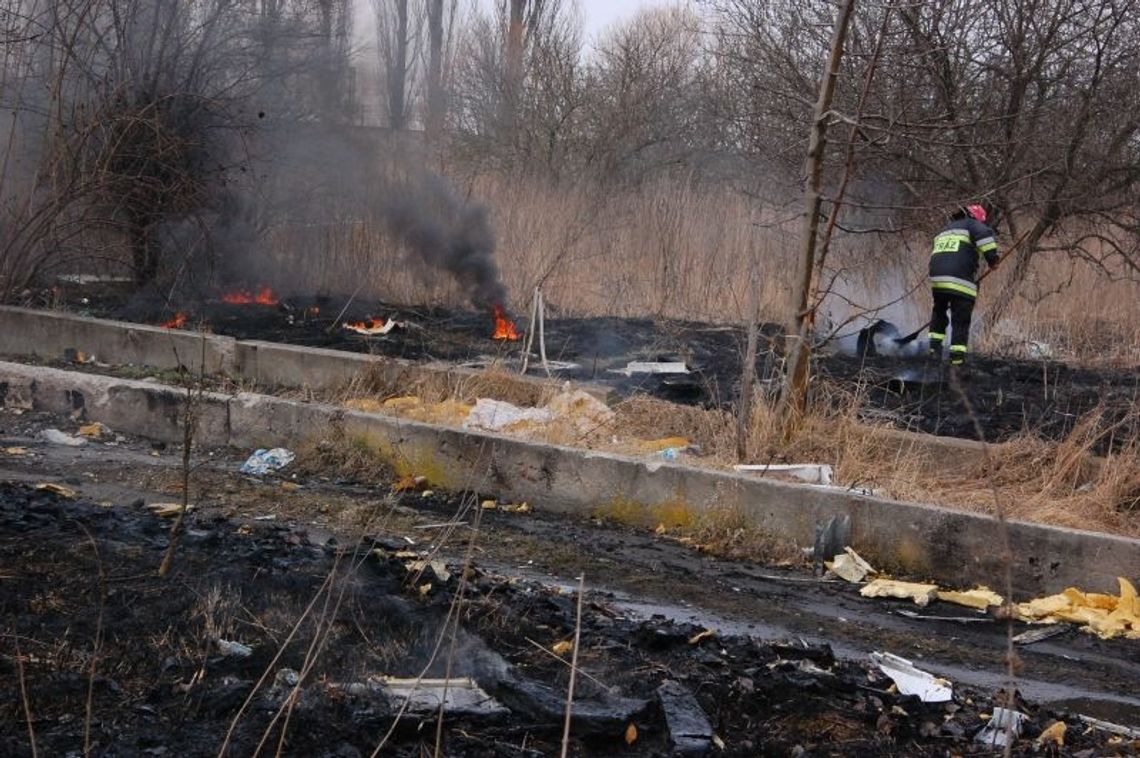 Gęsty, czarny dym nad Kwiatową. Głupota przyczyną podpaleń?