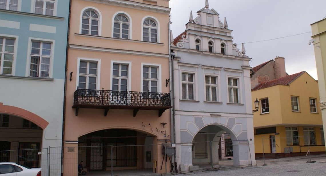 Gmina oddała spółce zabytkową kamienicę. Nie wszystkim taka decyzja się spodobała Gmina oddała spółce zabytkową kamienicę. Nie wszystkim taka decyzja się spodobała
