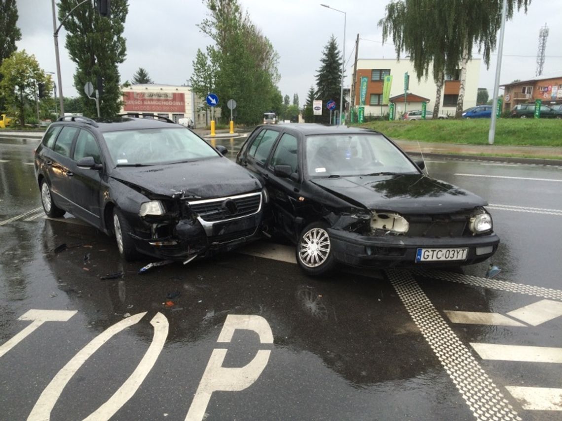 Golf i passat zderzyły się na "jedynce". Ranna osoba zabrana do szpitala Golf i passat zderzyły się na "jedynce". Ranna osoba zabrana do szpitala