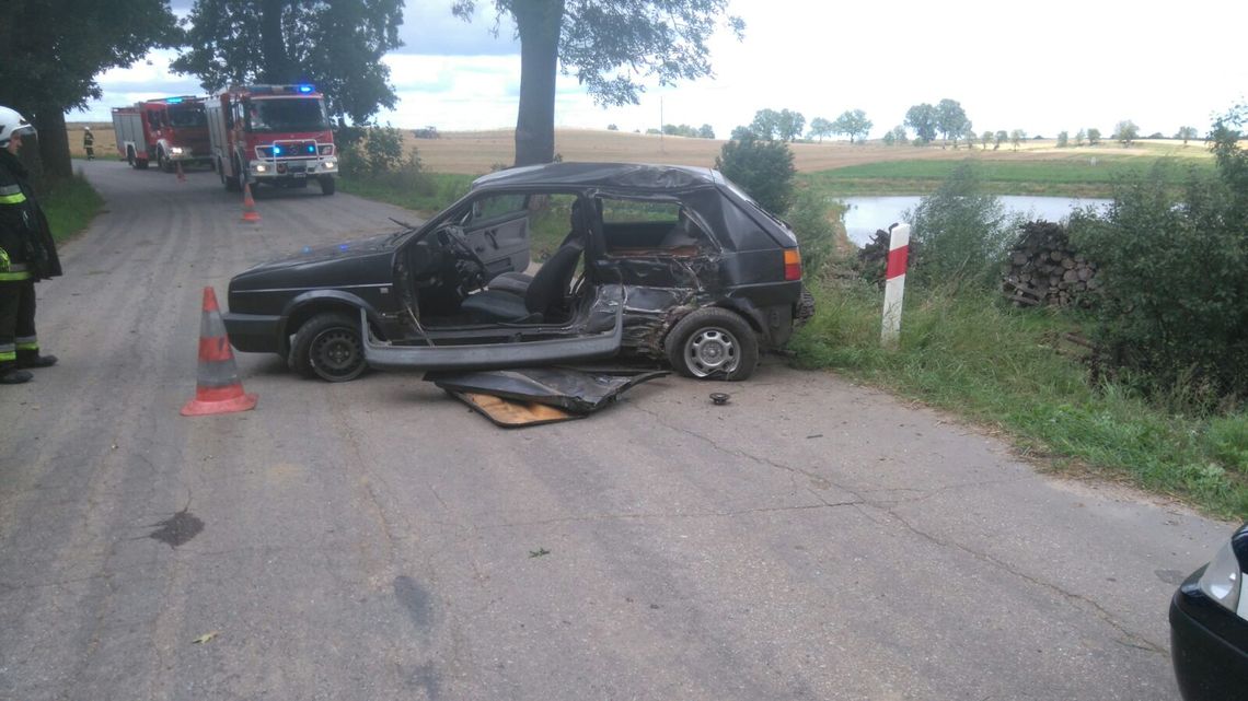 Golf uderzył w drzewo. Kierowca trafił do szpitala