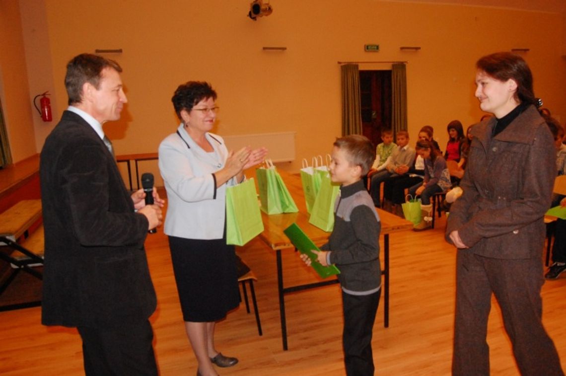 Gratulacje dla młodych i zdolnych. Nagrodziliśmy 16. czołowych uczniów