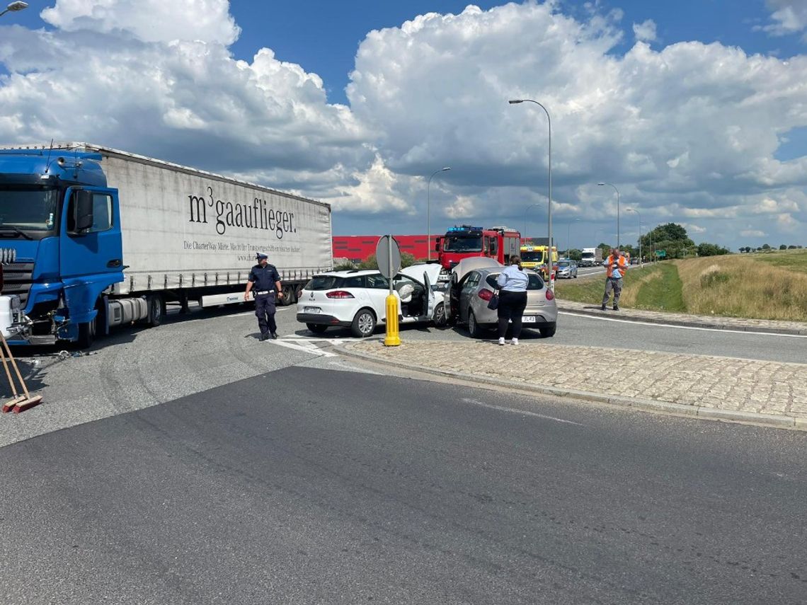 Groźne zderzenie pojazdów w tym ciężarówki na autostradzie A1