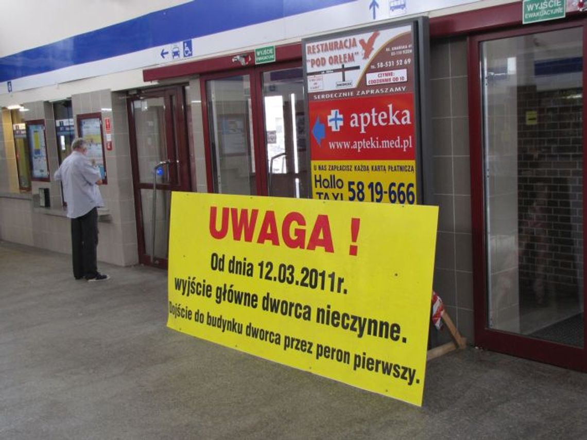 Handlowcy liczą straty. Zamknięte wejście na dworzec PKP daje się we znaki nie tylko pasażerom... Handlowcy liczą straty. Zamknięte wejście na dworzec PKP daje się we znaki nie tylko pasażerom...