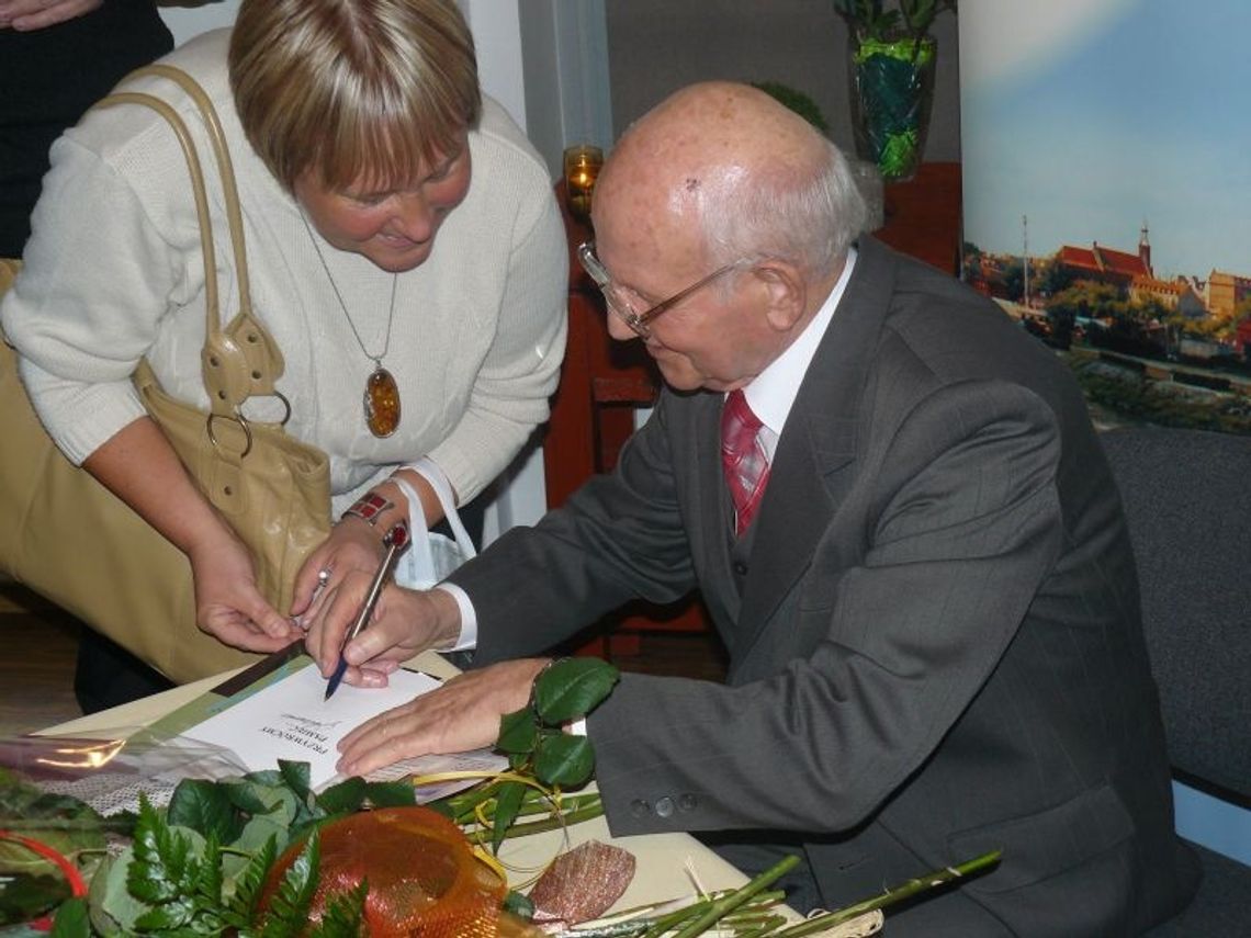 Historia pisana cmentarzami Historia pisana cmentarzami