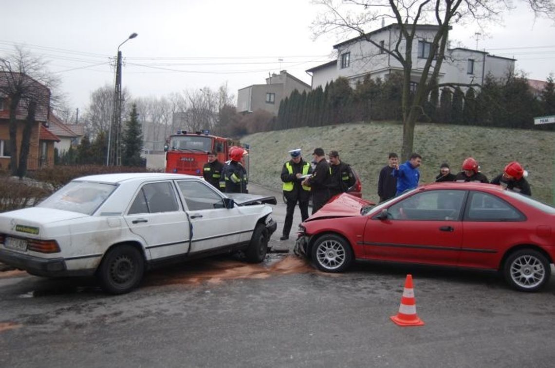 Honda i mercedes na śliskiej i oblodzonej jezdni