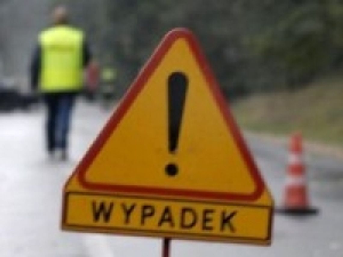 Huknął w drzewo, później dachował. Groźny wypadek z minionego weekendu