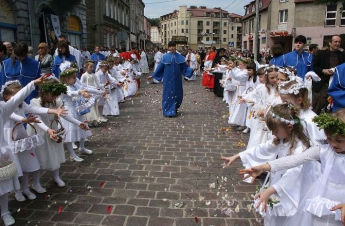 Idźcie za Jezusem. Udział w procesji jest publicznym wyznaniem wiary Idźcie za Jezusem. Udział w procesji jest publicznym wyznaniem wiary