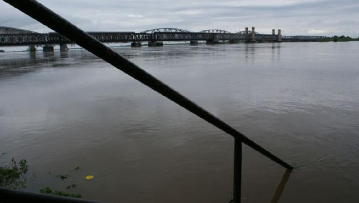 Jacht utknął na Wiśle. Z mielizny wyciągali go strażacy Jacht utknął na Wiśle. Z mielizny wyciągali go strażacy