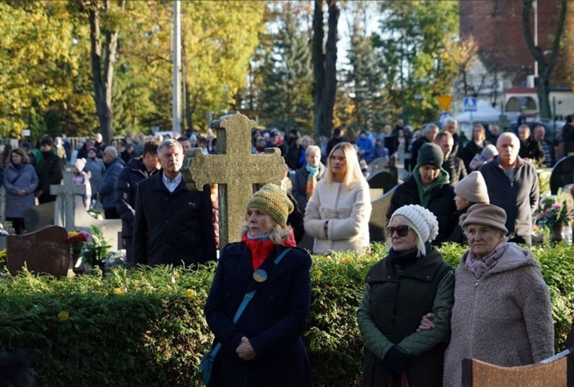 Jak i gdzie parkować w okresie Wszystkich Świętych? Dodatkowe linie autobusowe na cmentarz Jak i gdzie parkować w okresie Wszystkich Świętych? Dodatkowe linie autobusowe na cmentarz