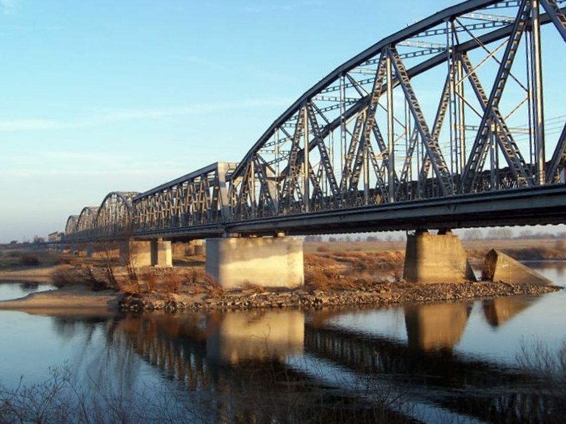 Japończycy z kamerą na moście Japończycy z kamerą na moście