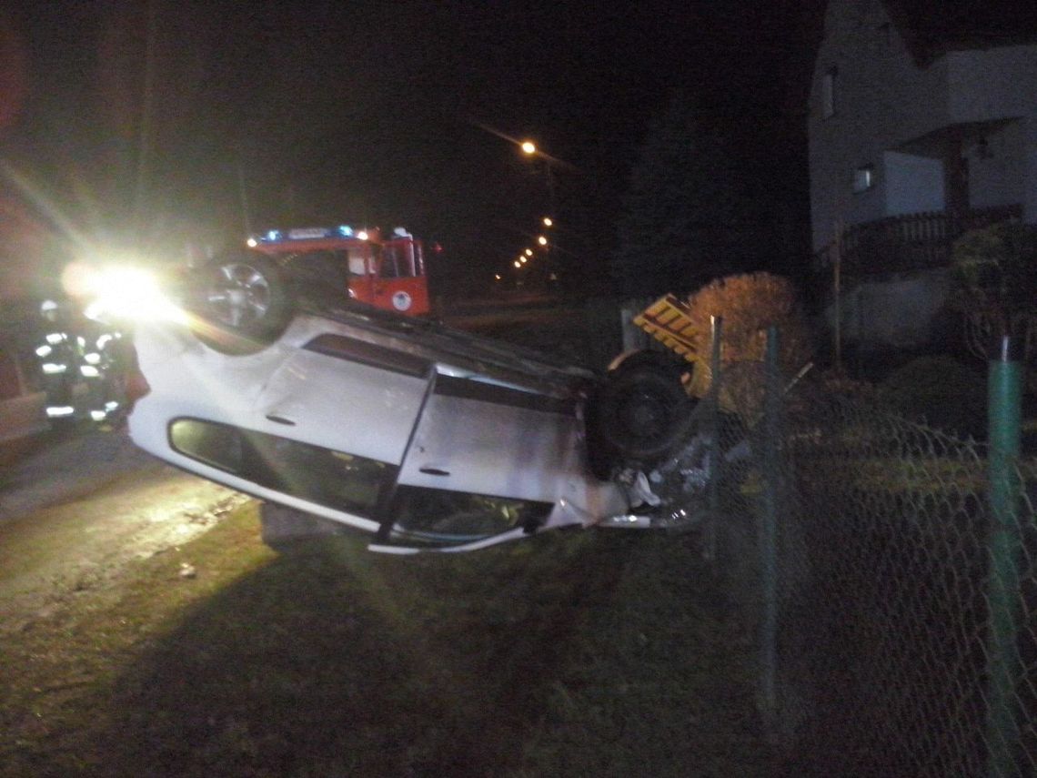 Jedna osoba w szpitalu po dachowaniu i uderzeniu w płot
