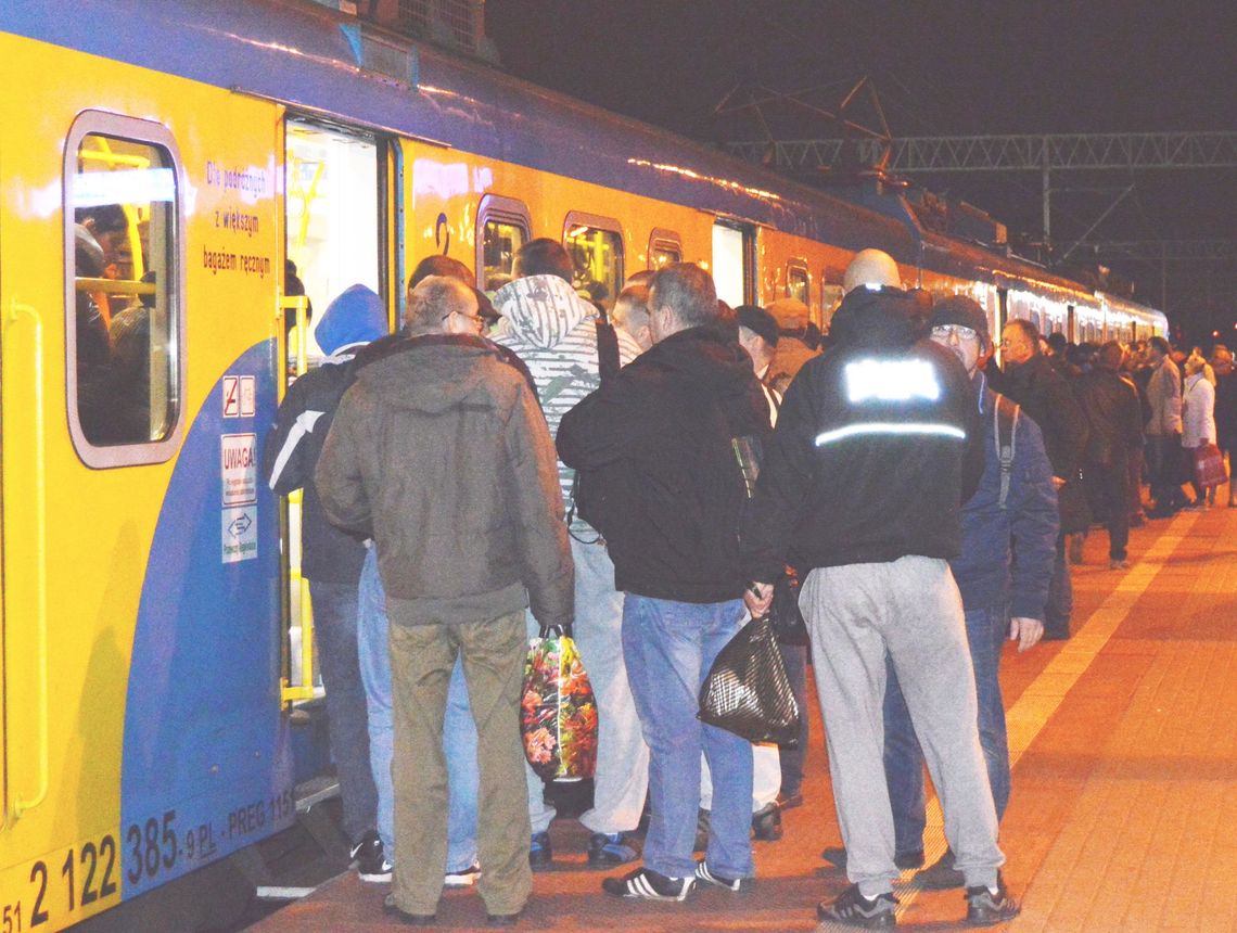 „Jedziemy do pracy dosłownie jak bydło”. „Mężczyzna wpadł na tory”