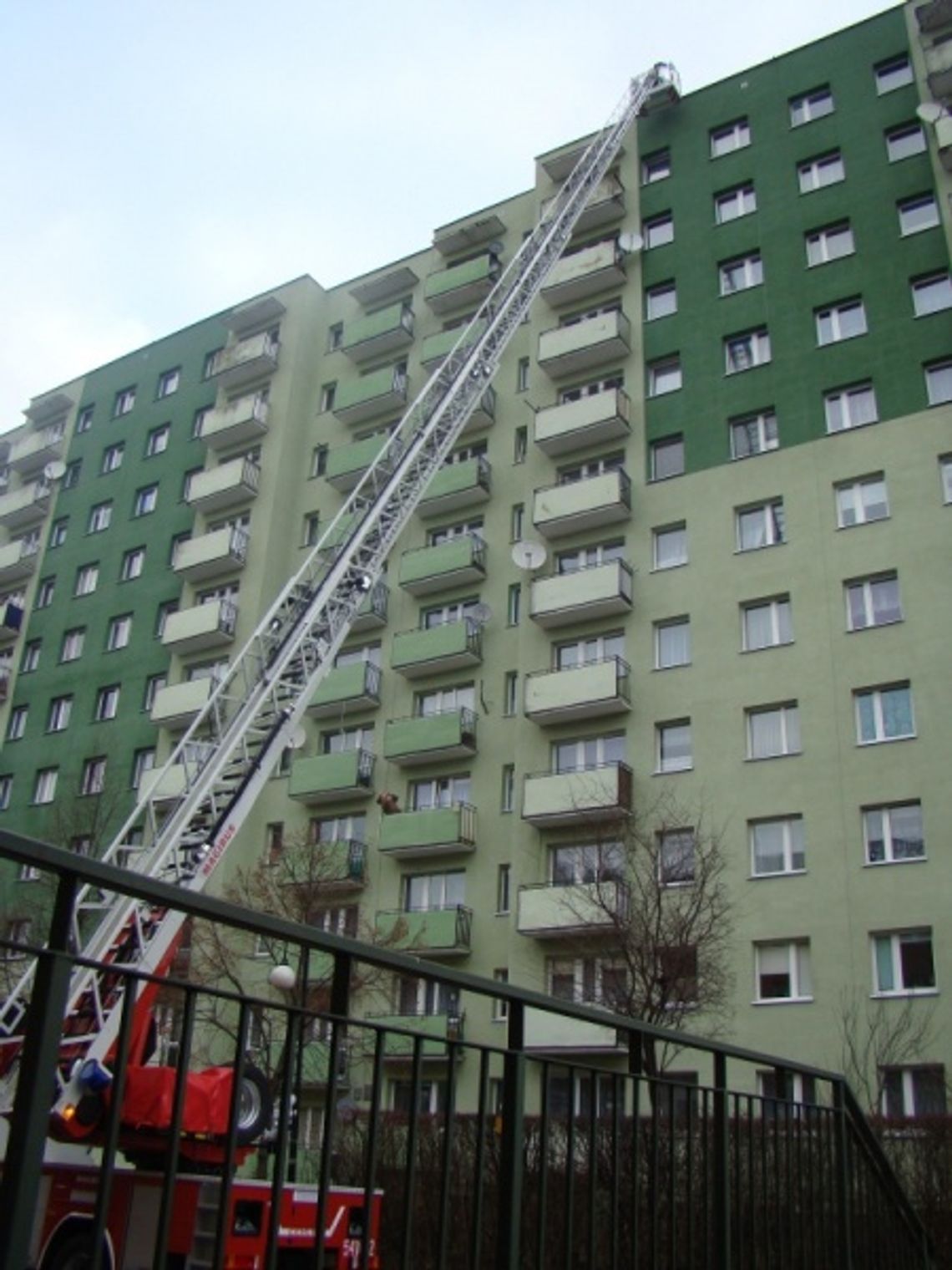 Jest drabina strażacka, nie ma dojazdu do bloków... Jest drabina strażacka, nie ma dojazdu do bloków...