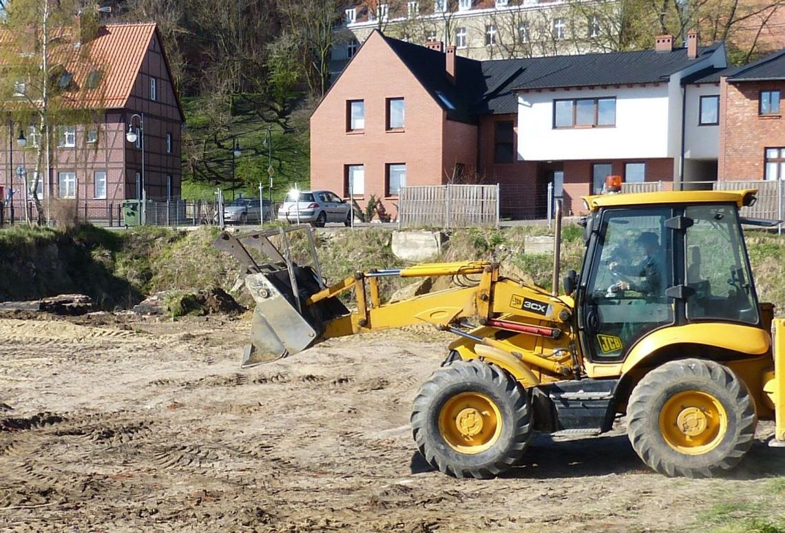 Jest zgoda na parking nad ruinami zamku Jest zgoda na parking nad ruinami zamku