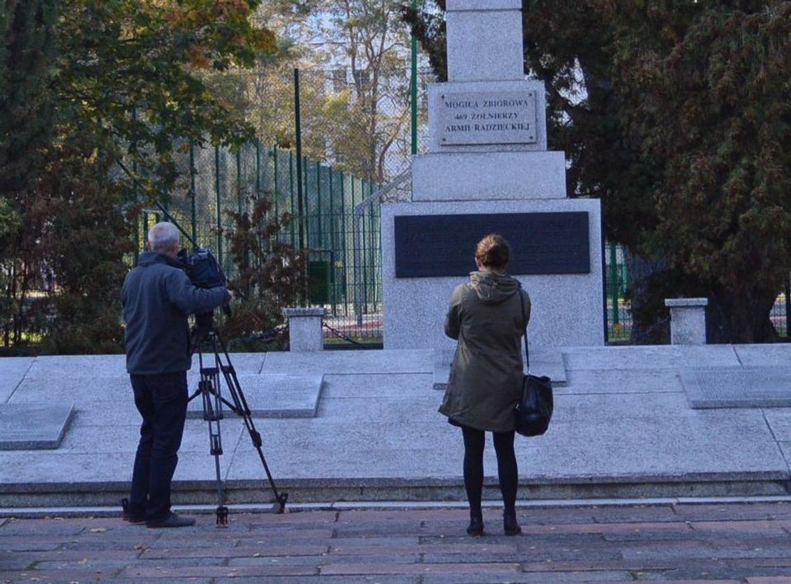 Kamery, policja i... nici z akcji. Więcej funkcjonariuszy niż zainteresowanych gwiazdą Kamery, policja i... nici z akcji. Więcej funkcjonariuszy niż zainteresowanych gwiazdą