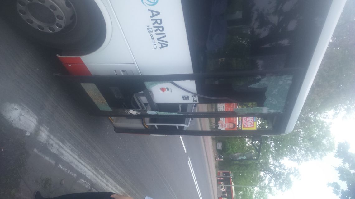 Kamień wybił szybę w autobusie linii nr "50". Pasażerowie aż podskoczyli... Kamień wybił szybę w autobusie linii nr "50". Pasażerowie aż podskoczyli...