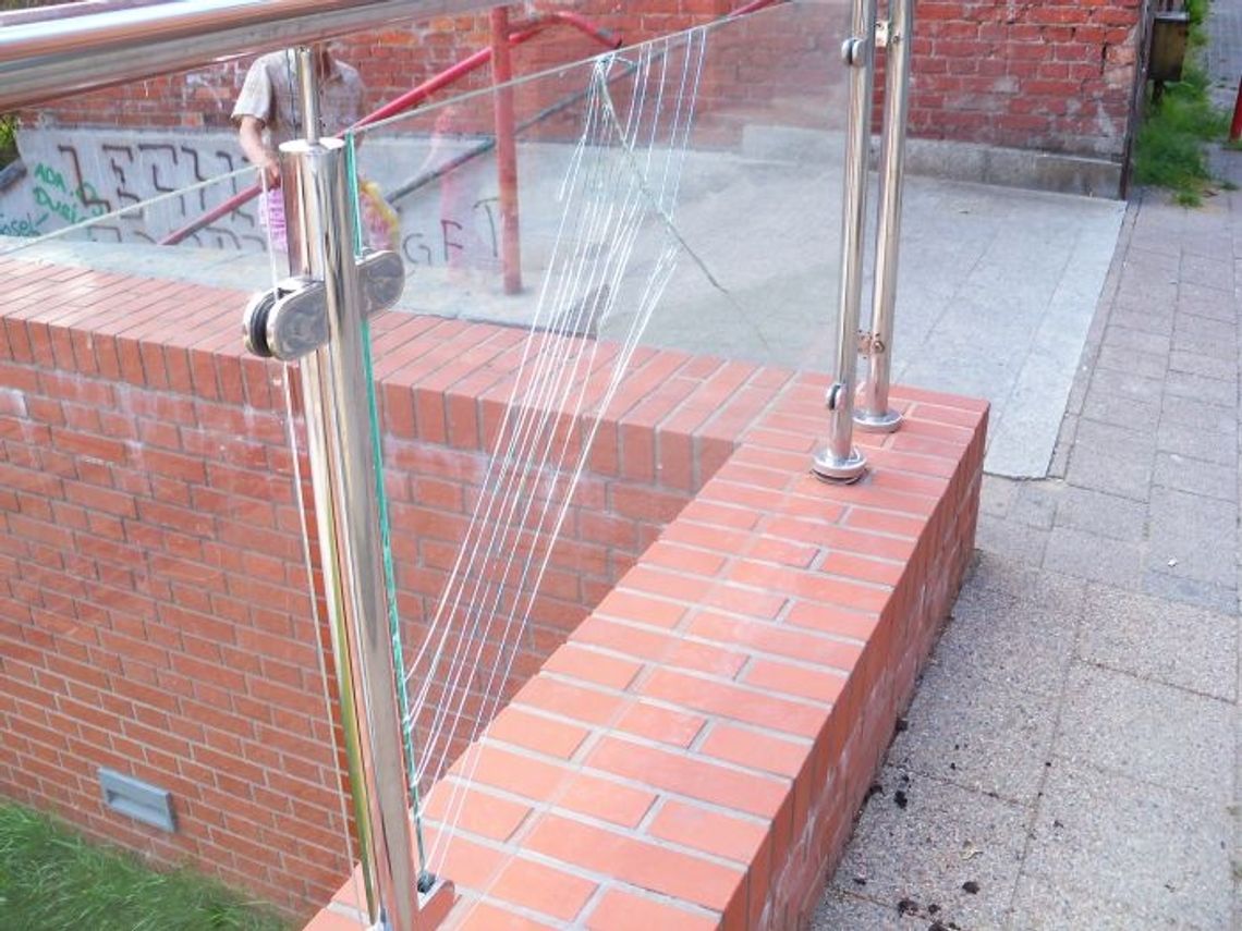 Kamieniem do sypialni. Chuligani na Starówce Kamieniem do sypialni. Chuligani na Starówce